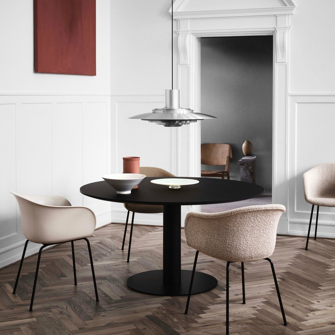 Table ronde en marbre noir In Between SK20 en situation