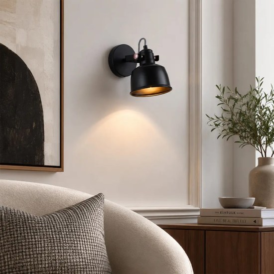 Applique murale industrielle orientable noire 15 cm en situation