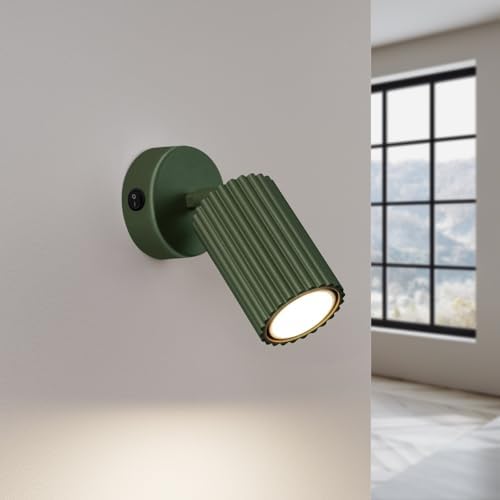 Applique murale Karbon SOLLUX lighting posée au-dessus d'un lit, vert olive