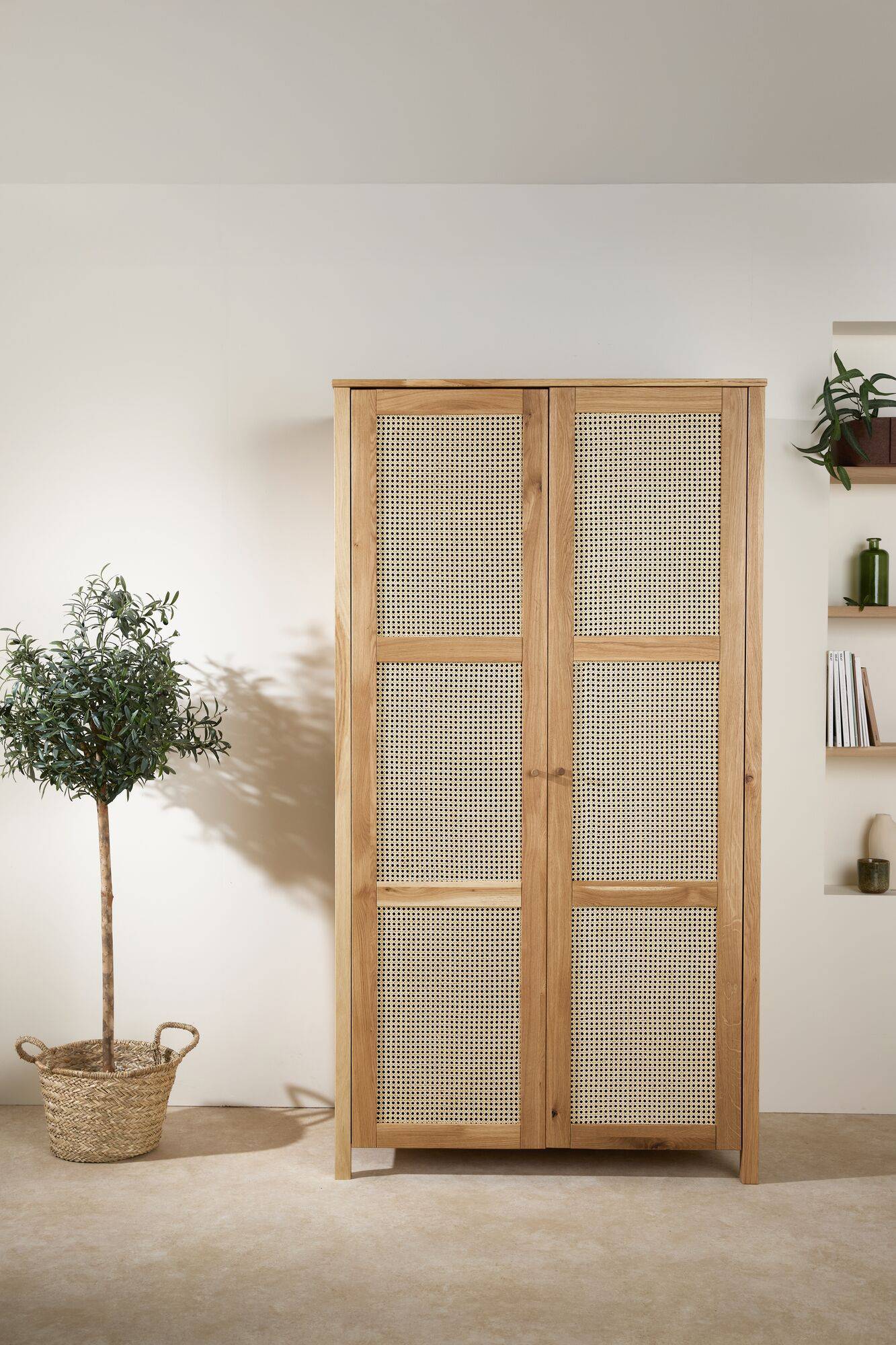 Armoire Capucine en chene massif et cannage dans une chambre nature
