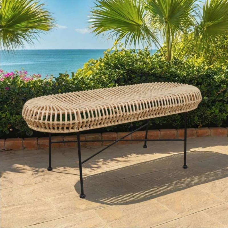 Banc en métal et rotin en situation