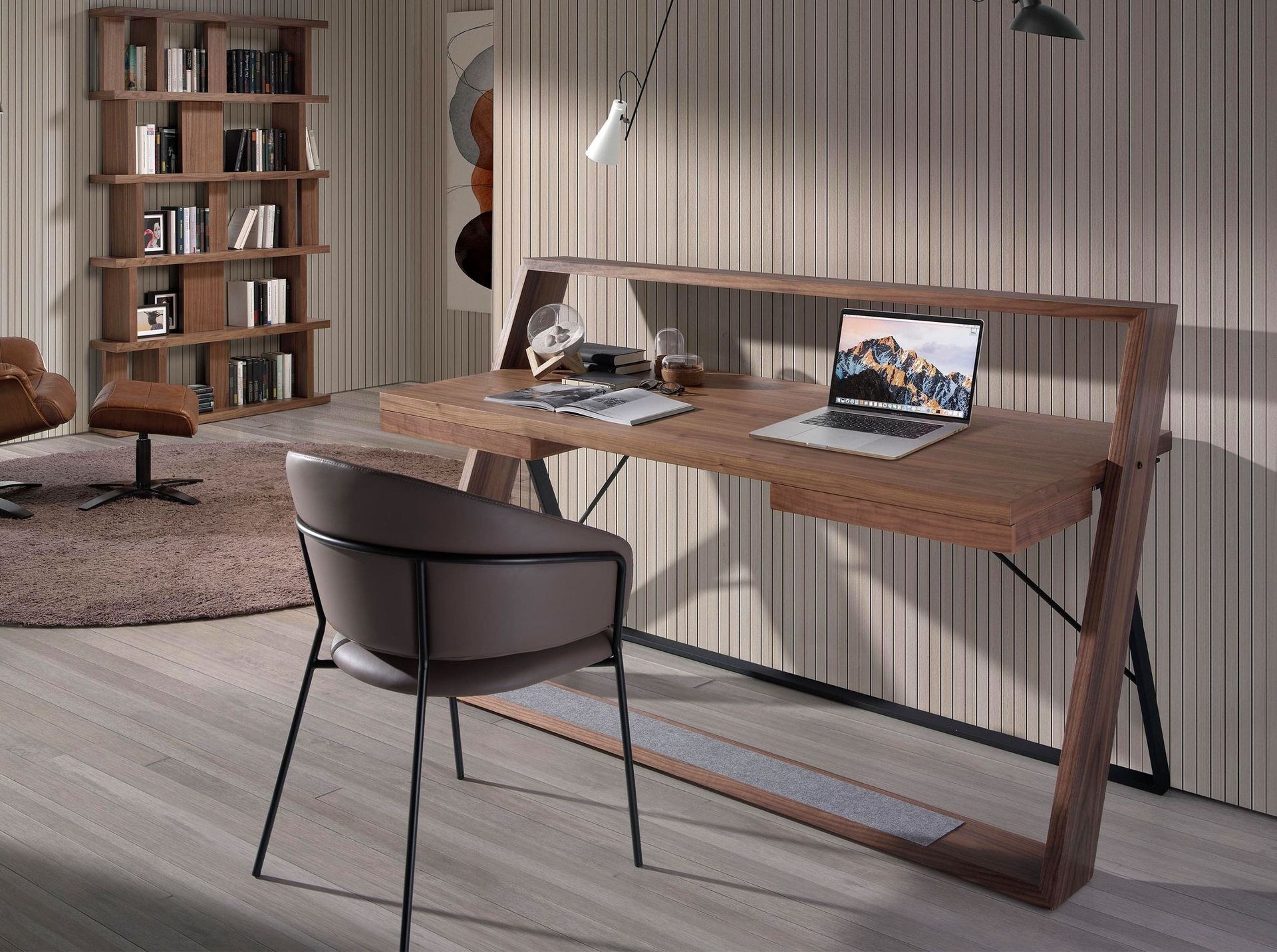Bureau Angel Cerda, le contraste noyer et acier noir
