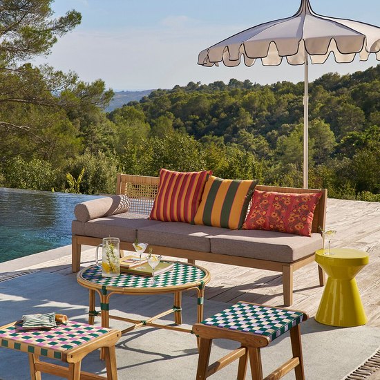 Canapé de jardin modulable Cedalia en acacia et résine tressée en situation