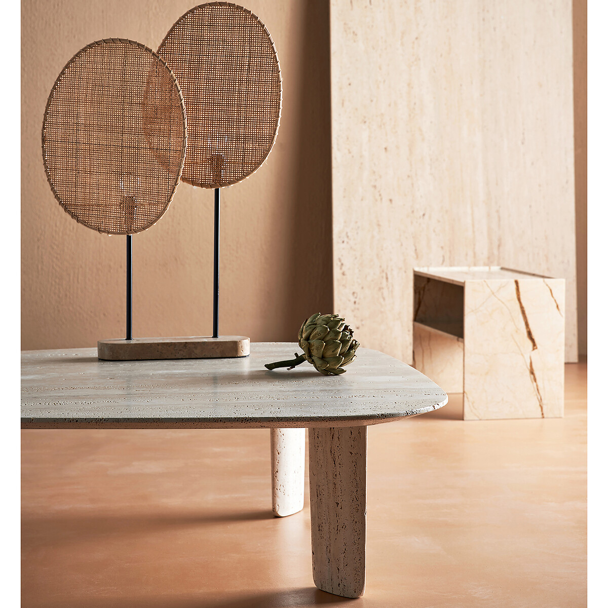Lampe de table en rotin tressé CANOPEE dans un salon