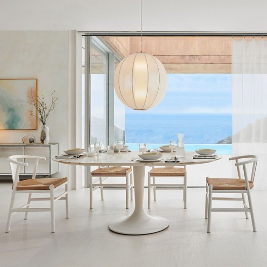 Chaises blanches à accoudoirs Kirsti AM.PM autour d'une table ronde