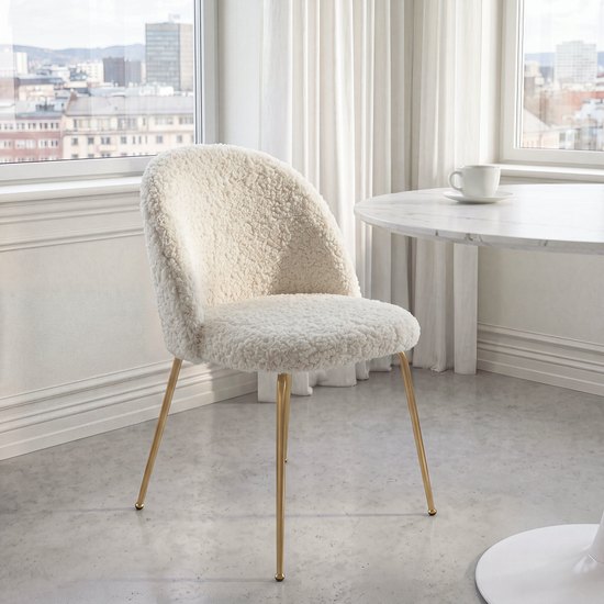 Chaise blanche en bouclette Ginette Maisons du Monde dans une salle à manger