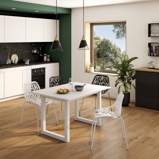 Chaises blanches design Shaft Conforama autour d'une table de cuisine