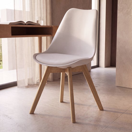 Chaise blanche scandinave Ice Maisons du Monde devant un bureau