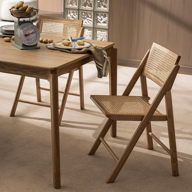 Chaise en cannage pliante Paula dans une cuisine