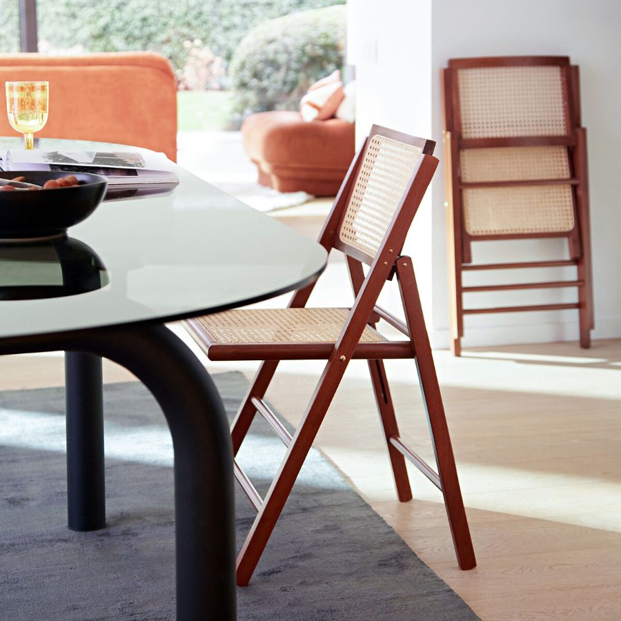 Chaise en cannage vintage Rivia dans une salle à manger