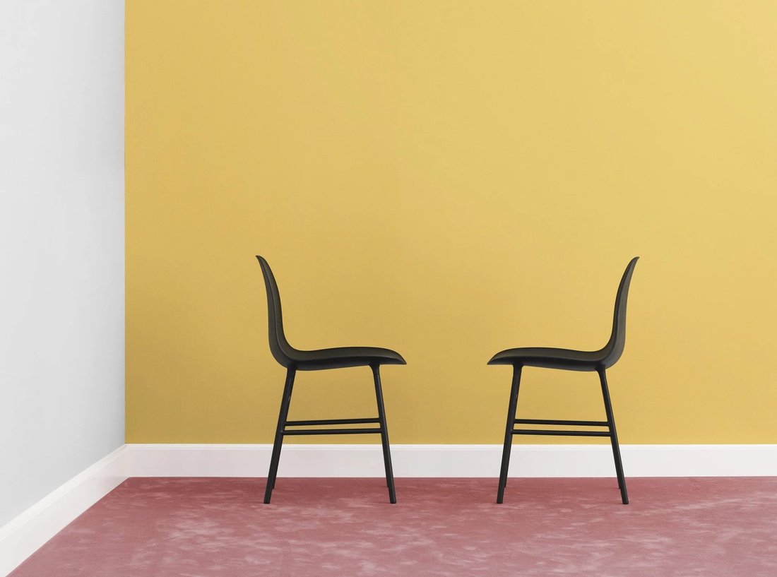 Chaise Form noire, Normann Copenhagen, vue entière