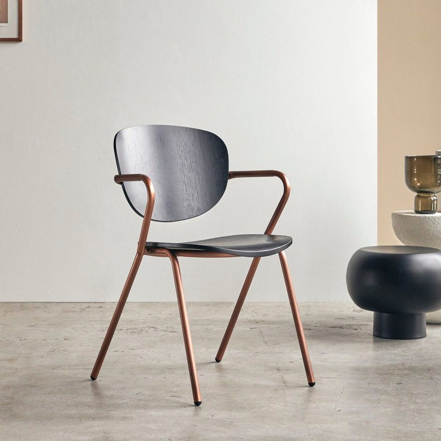 Chaise Ada métal cuivré en situation dans une salle à manger