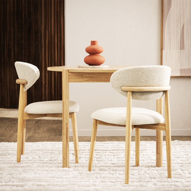 Chaise scandinave Clara en tissu bouclette et bois Drawer dans une salle à manger