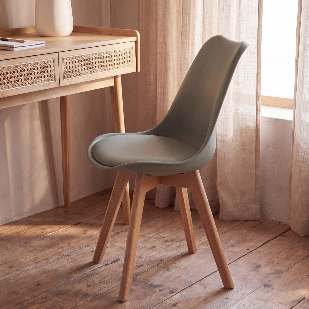 Chaise scandinave Ice vert sauge et hévéa Maisons du Monde dans une salle à manger