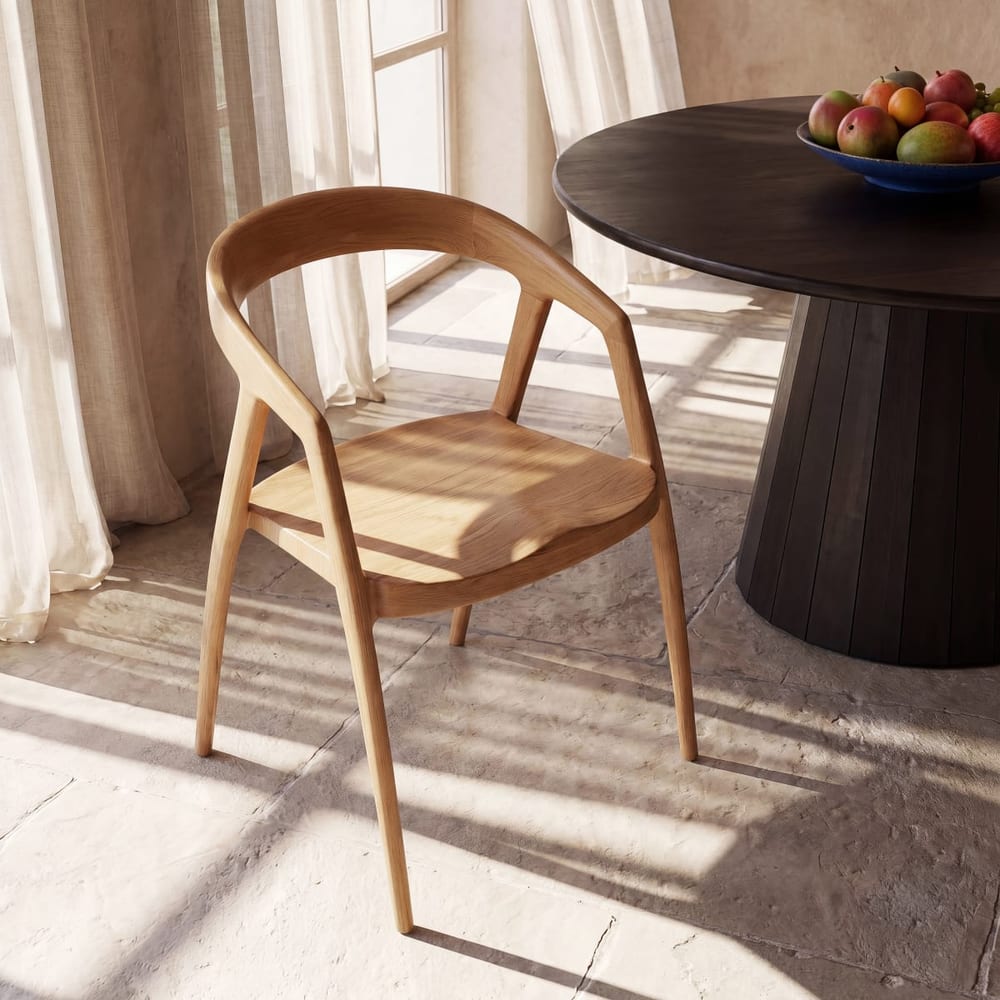 Chaise scandinave Mangrove en bois de frêne Maisons du Monde dans une salle à manger