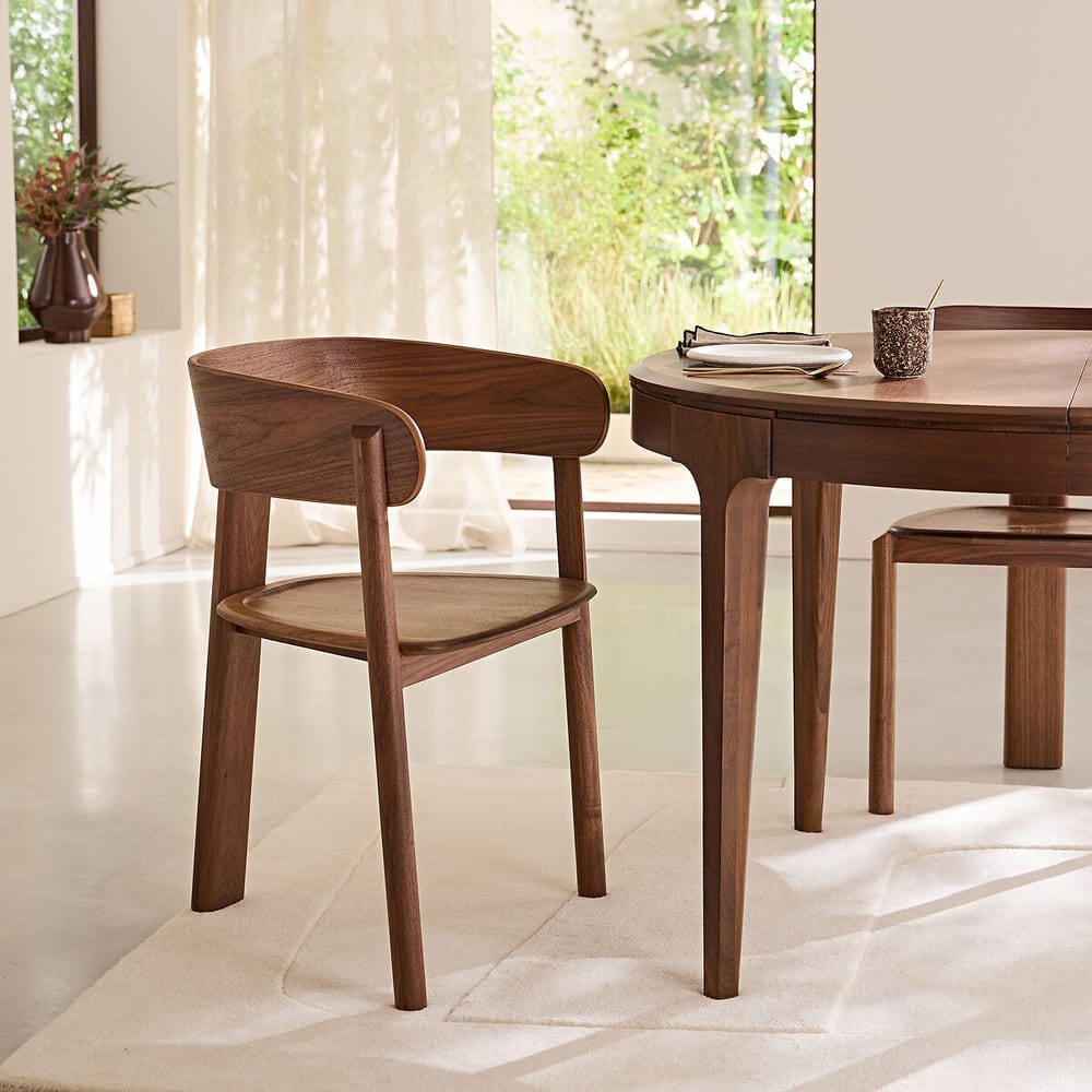 Chaise scandinave Marais en noyer massif AM.PM dans une salle à manger