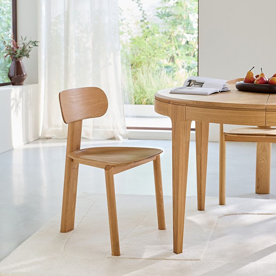 Chaise tripode en chêne Marais en situation dans une salle à manger avec table ronde