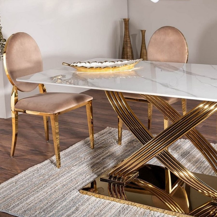 Chaise Céline velours et pied doré en situation dans une salle à manger chic
