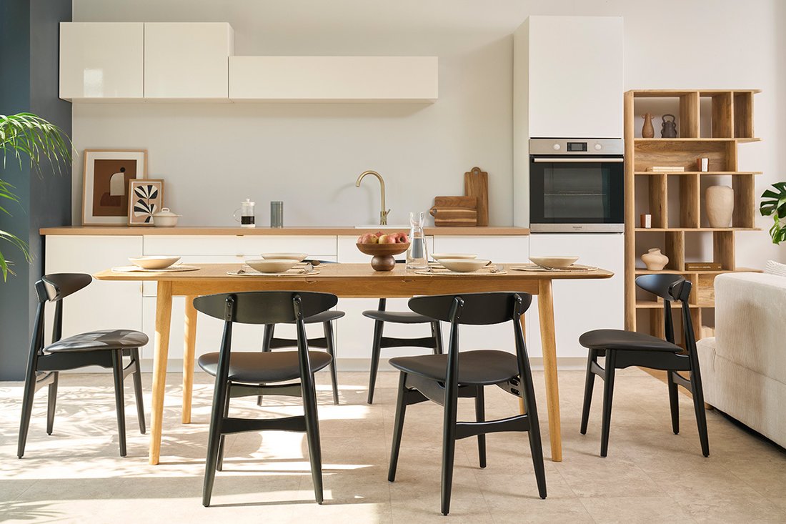 Chaise Walford noire en situation dans une cuisine ouverte