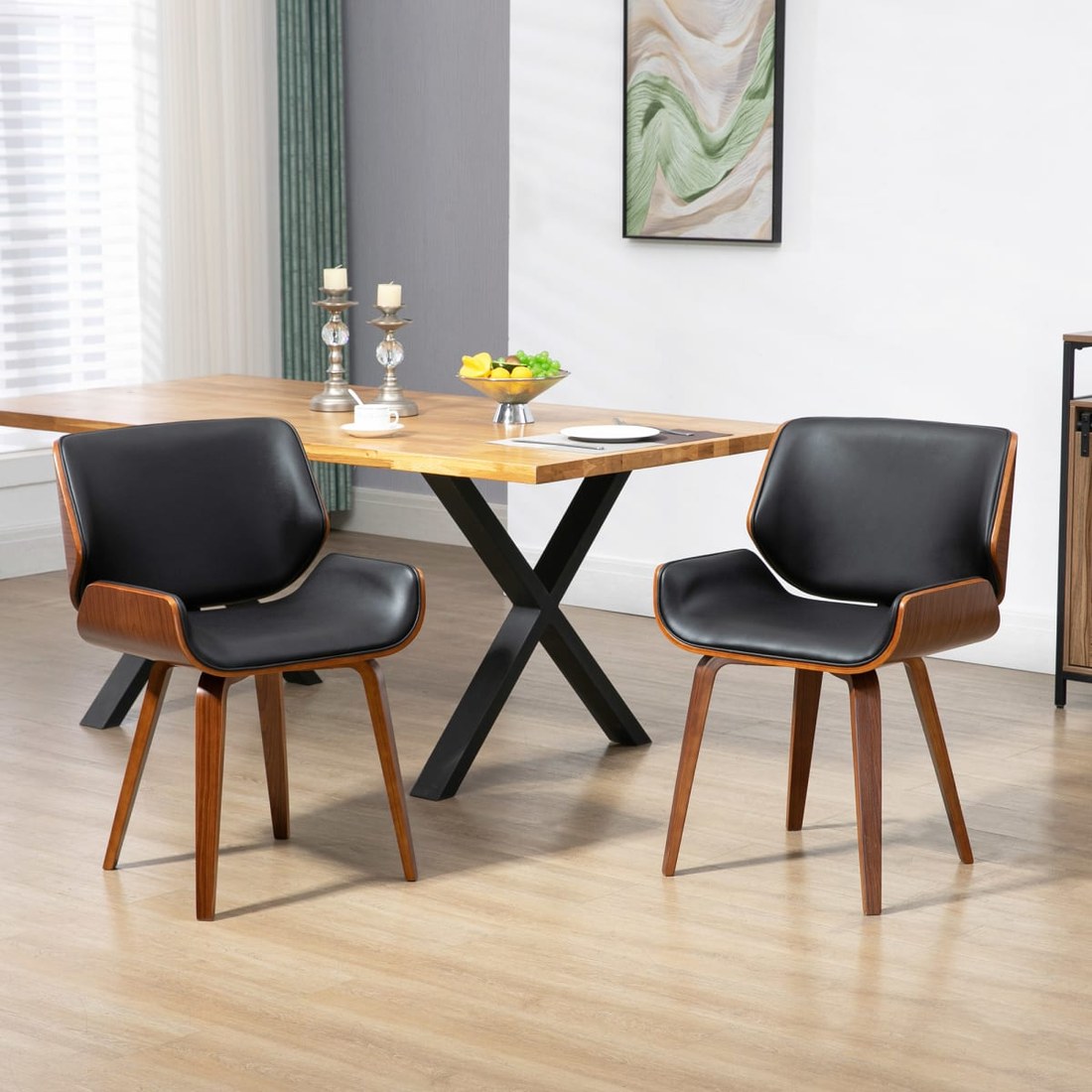 Chaises vintage Homcom simili cuir noir et bois installées autour d'une table à manger