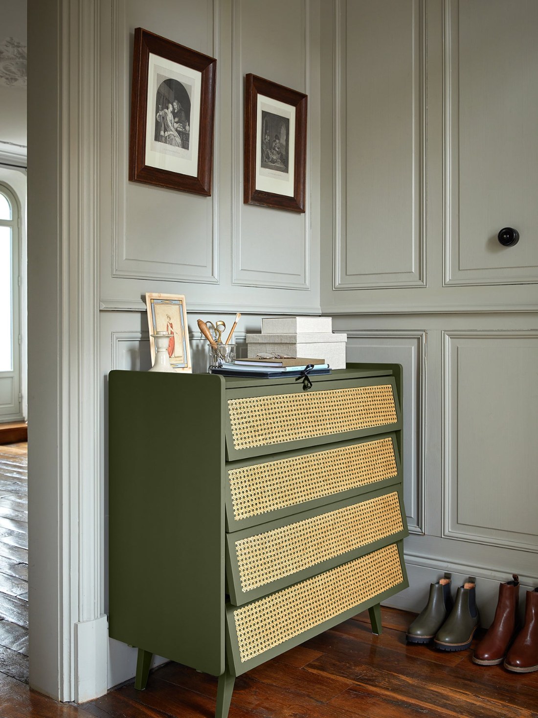Commode cannage Bilboquet Cyrillus dans une entrée