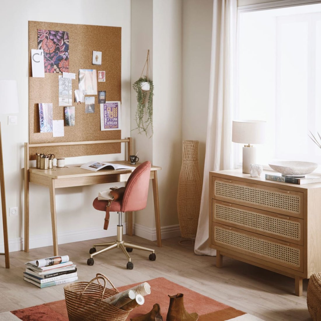 Commode en rotin Canopy Maisons du Monde dans une chambre