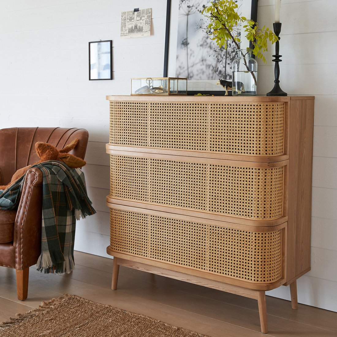 Commode en rotin Laora La Redoute dans une chambre