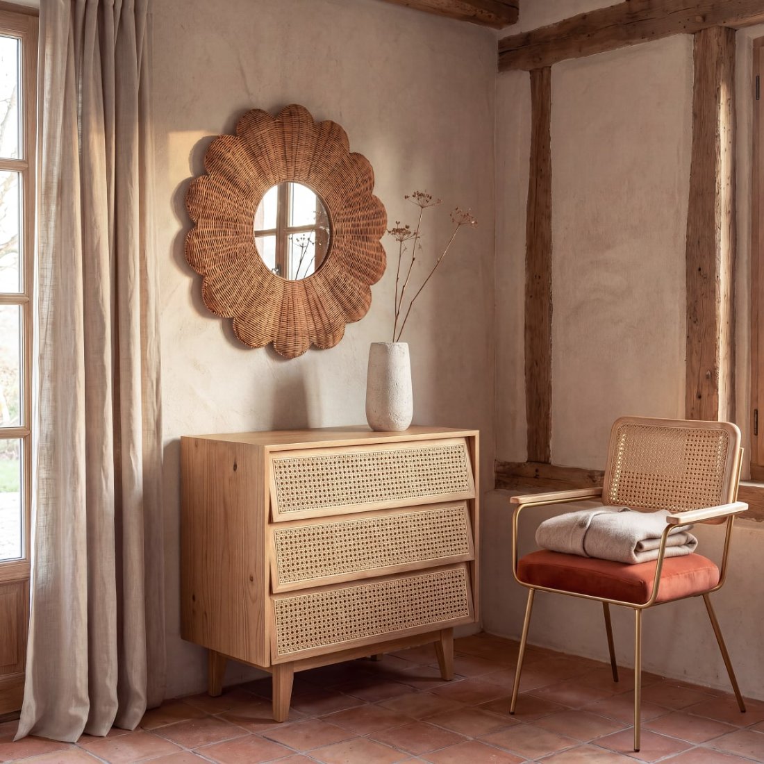 Commode en rotin Suzelle Maisons du Monde dans une chambre