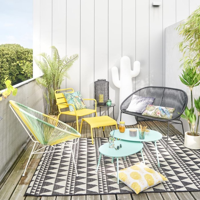 Déco de balcon colorée autour d'un canapé de jardin