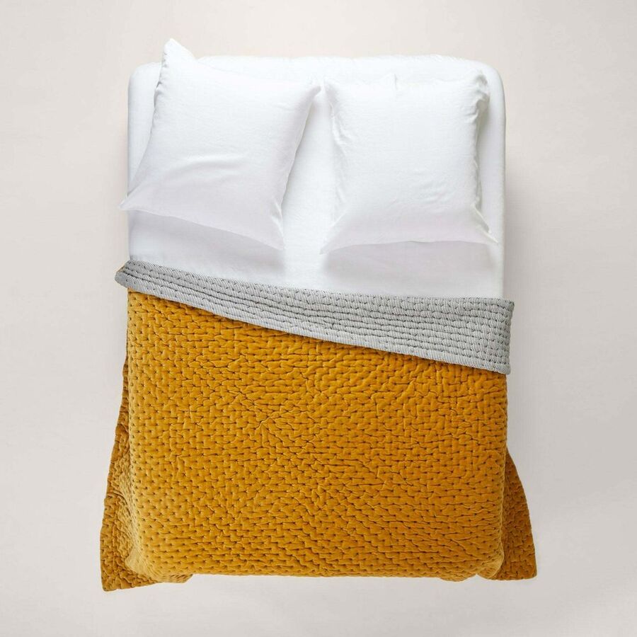 Couvre-lit matelassé Malo jaune moutarde posé sur un lit