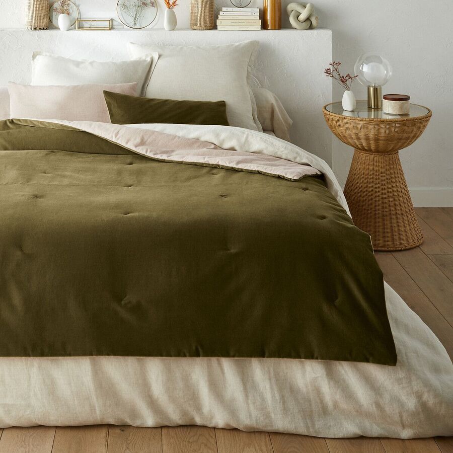 Édredon Velvet en velours vert olive posé sur un lit