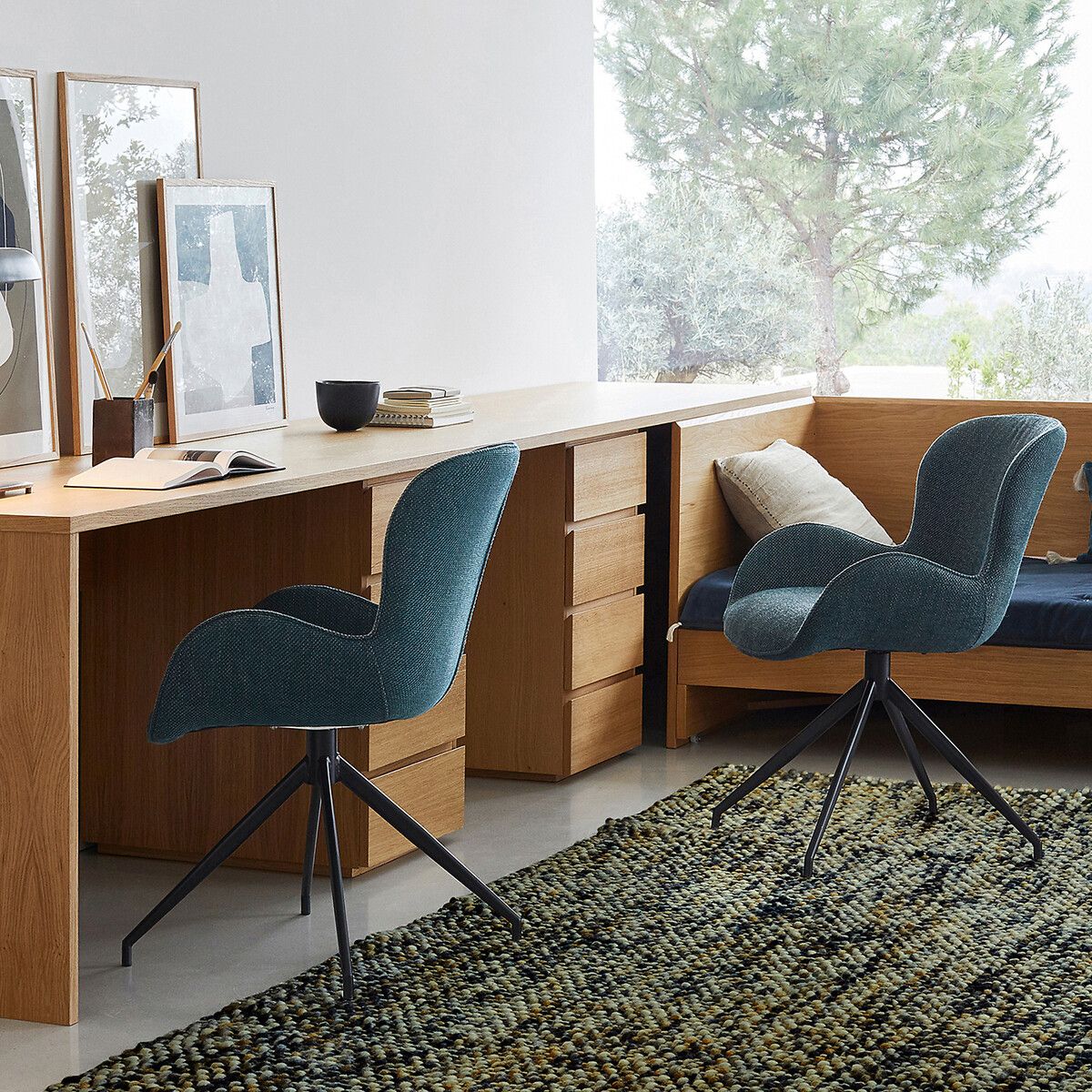 Fauteuil de table pivotant Asyar AM.PM installé dans un bureau