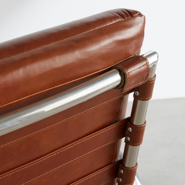 Fauteuil cuir matelassé en situation dans un bureau