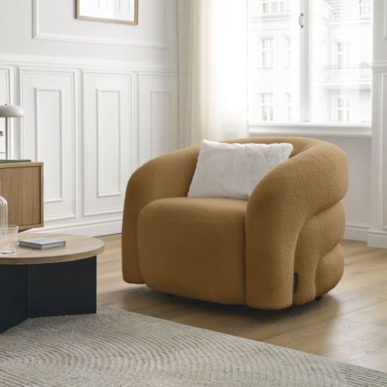 Fauteuil pivotant jaune Elina Bobochic Paris dans un salon