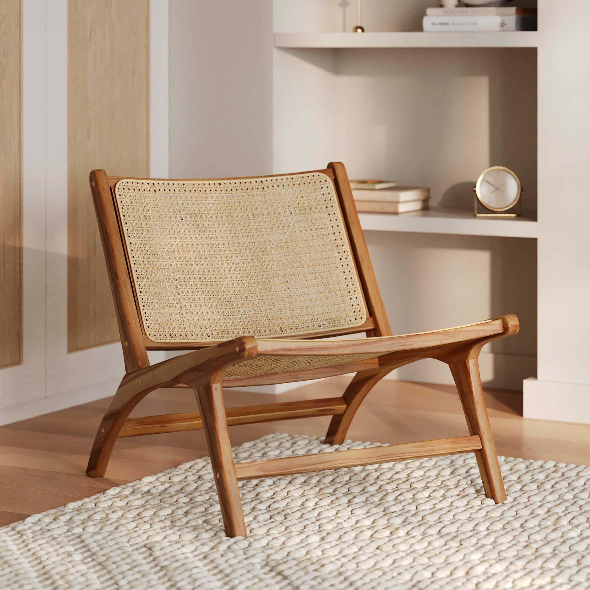 Fauteuil en teck et cannage rotin Kilka installé dans un salon