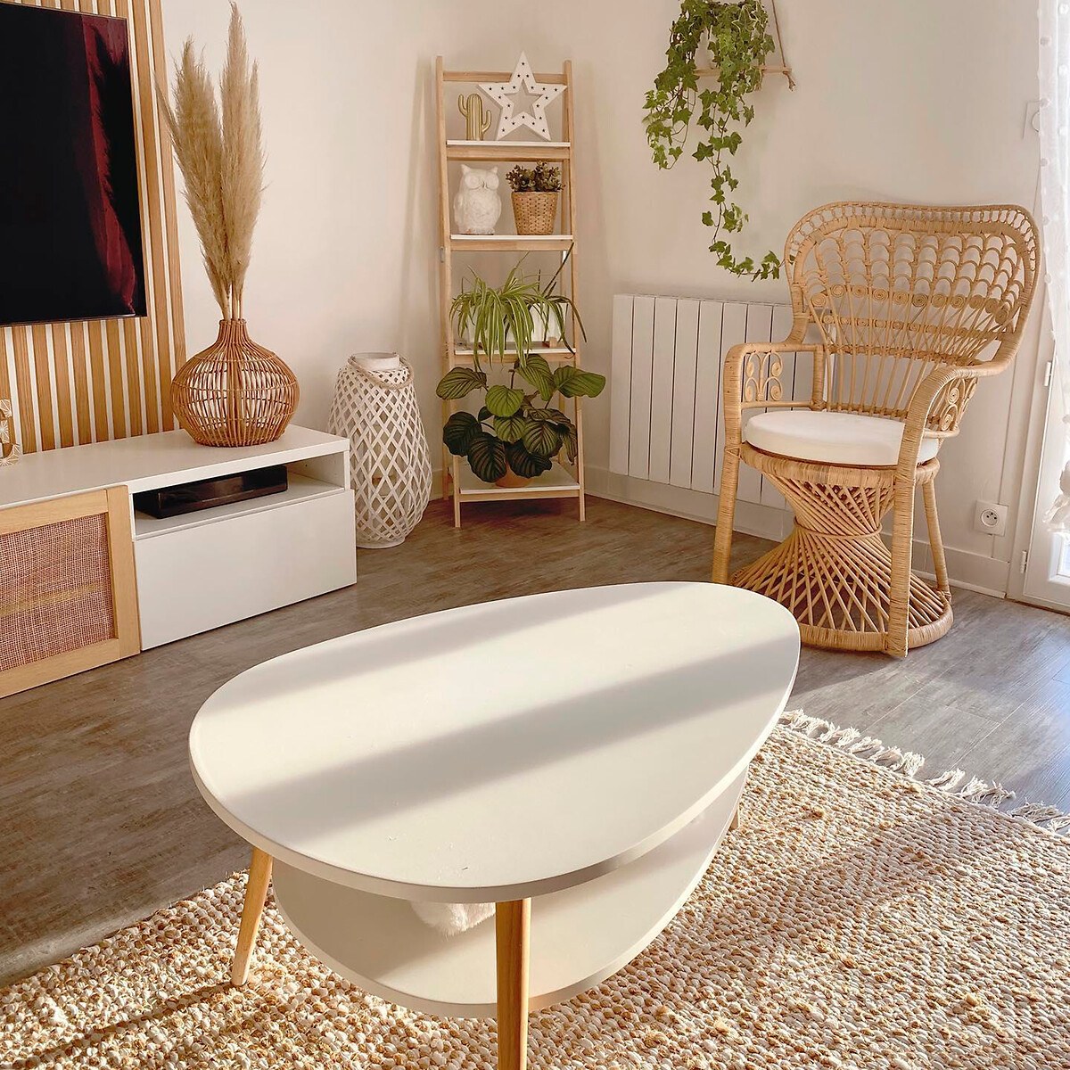Fauteuil en rotin tressé Malu installé dans un salon