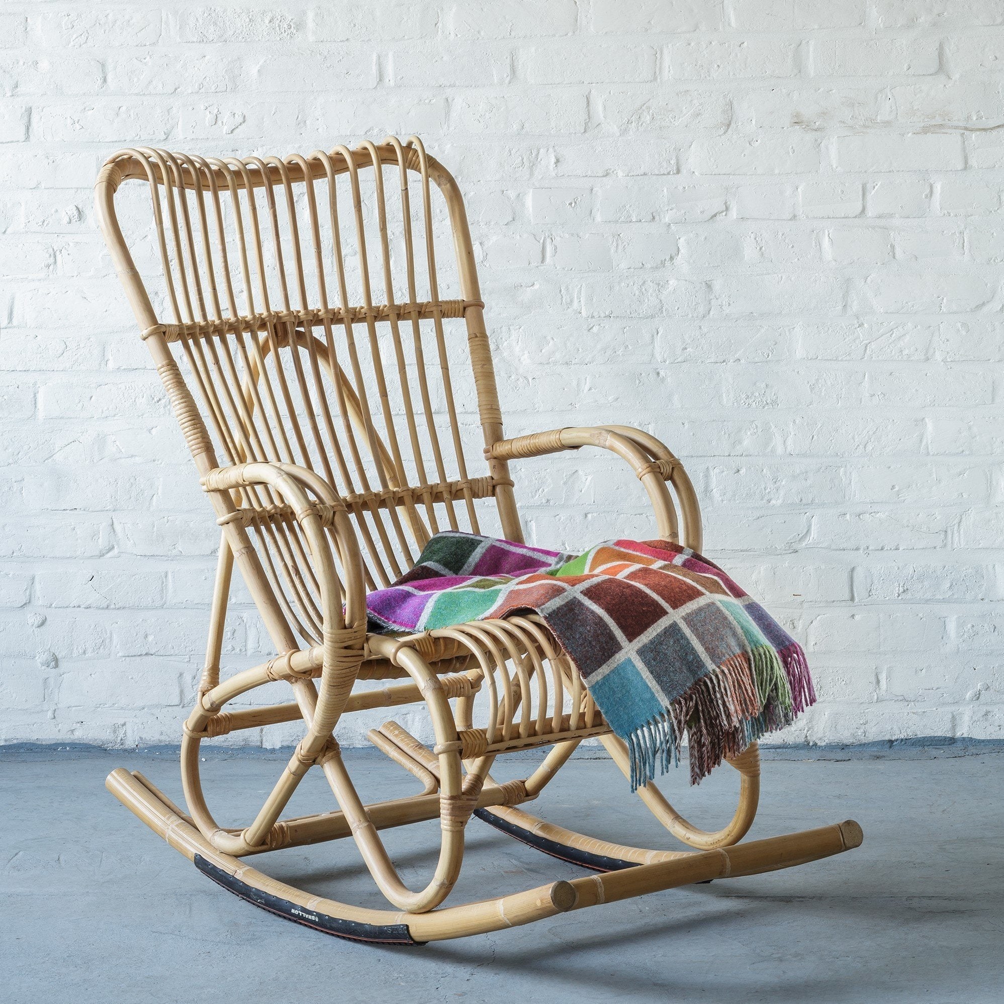 Rocking chair en rotin Marlène installé dans un salon