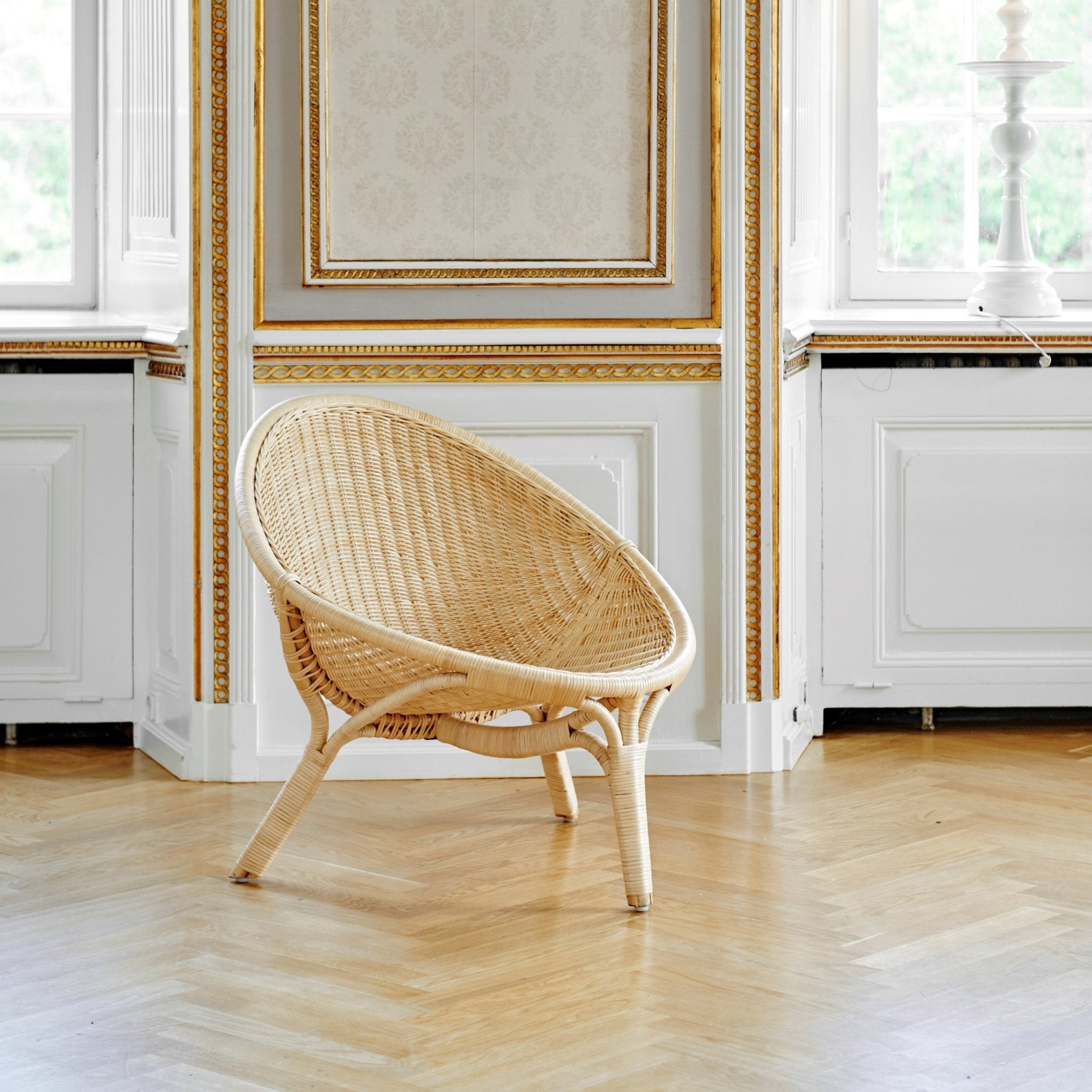 Fauteuil en rotin Rana signé Sika Design, installé dans un salon