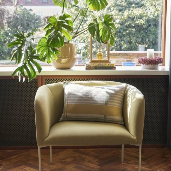 Fauteuil lounge jaune Eyrie Hübsch près d'une fenêtre
