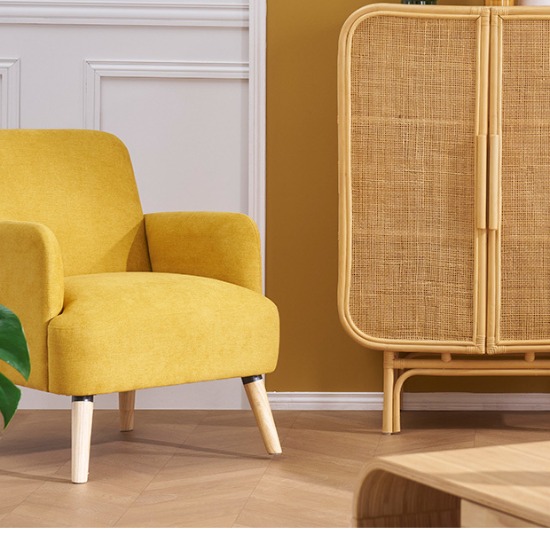 Fauteuil jaune Isko Miliboo dans un salon scandinave