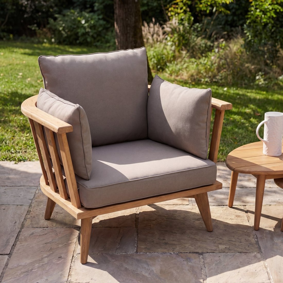 Fauteuil de jardin Noumea en acacia installé sur une terrasse ombragée