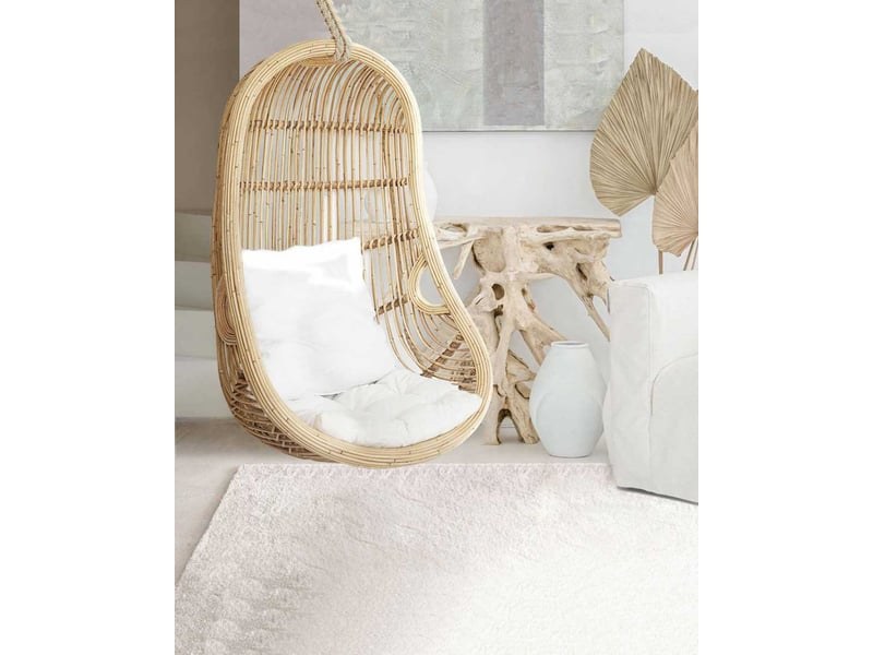 Fauteuil oeuf suspendu en rotin tressé Marbella installé dans un intérieur bohème lumineux