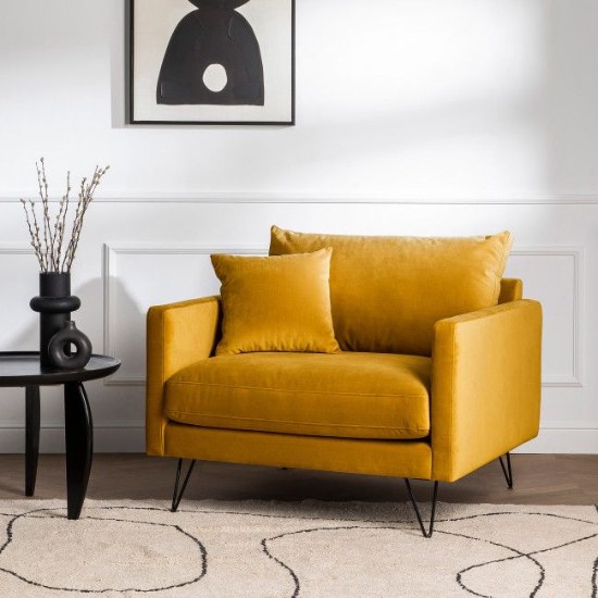 Fauteuil jaune Villabon Drawer dans un salon