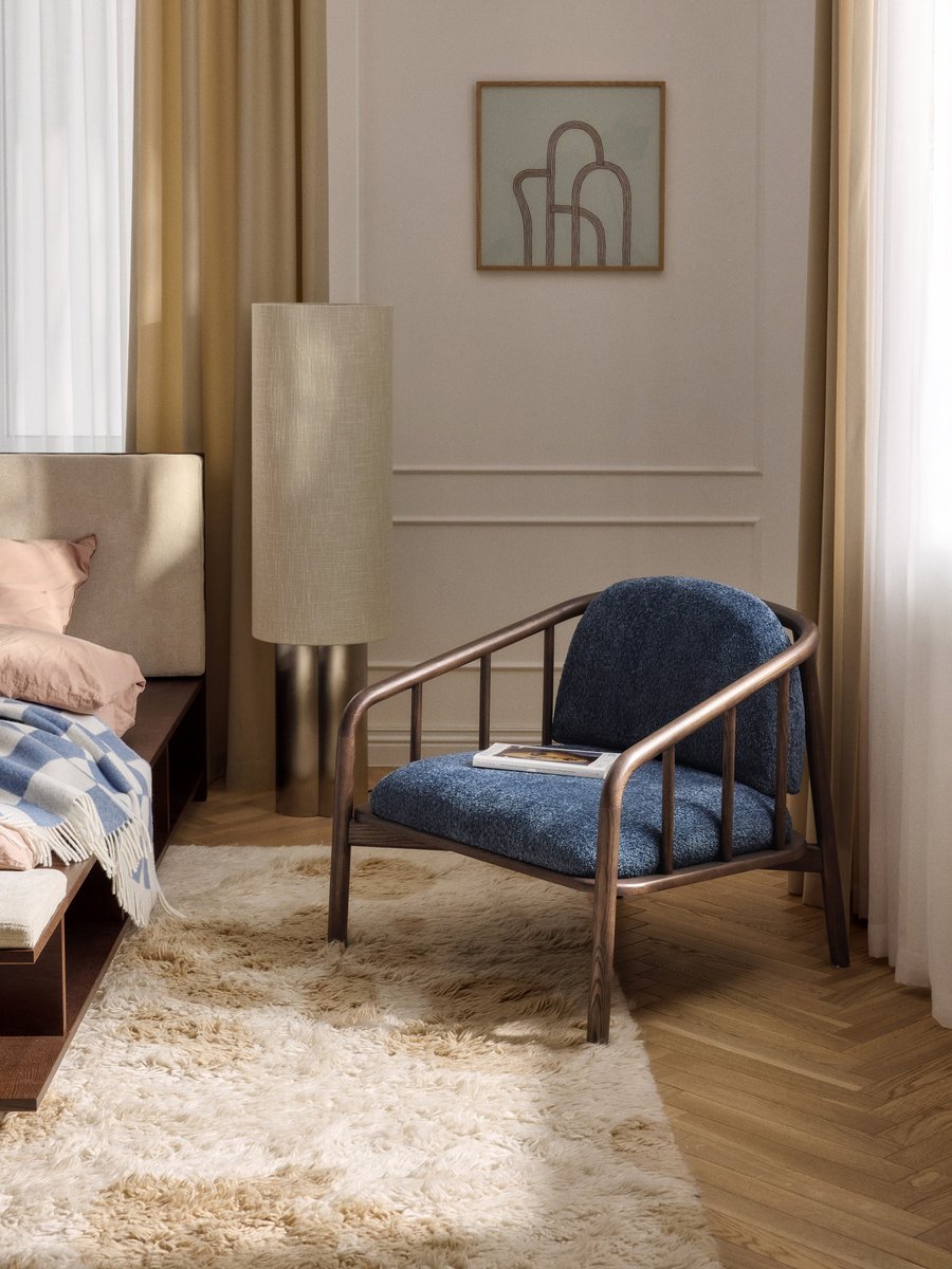 Fauteuil vintage Balin en frêne et peluche bleue installé dans une chambre feutrée
