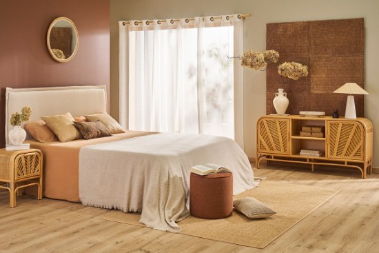 Buffet vintage Galon en rotin tressé mis en scène dans une chambre