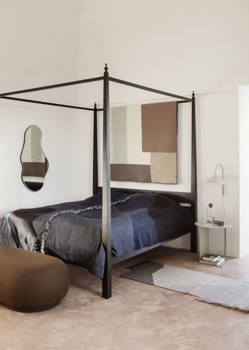 Grand miroir doré à la forme organique