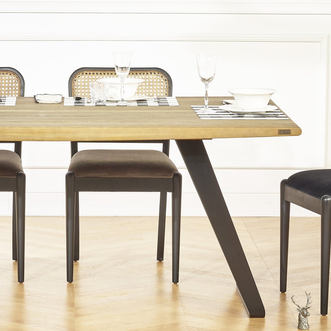 Table plateau chêne et pied métal noir Hector en situation