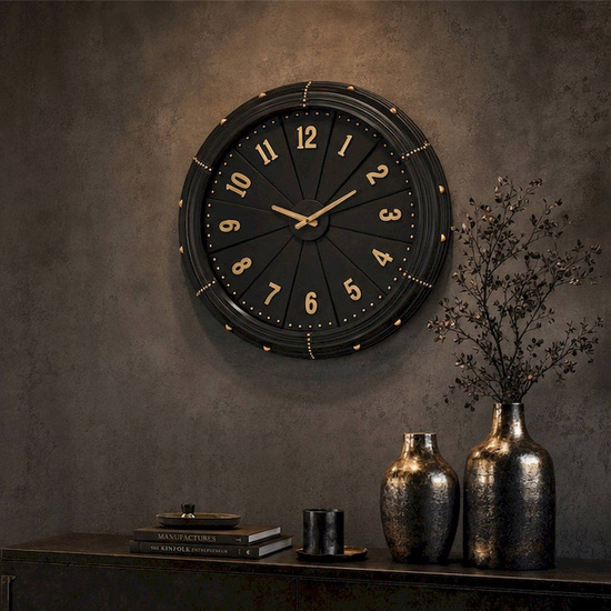 Horloge industrielle noire et dorée au cadran segmenté