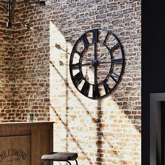 Grande horloge industrielle en acier noir ajouré