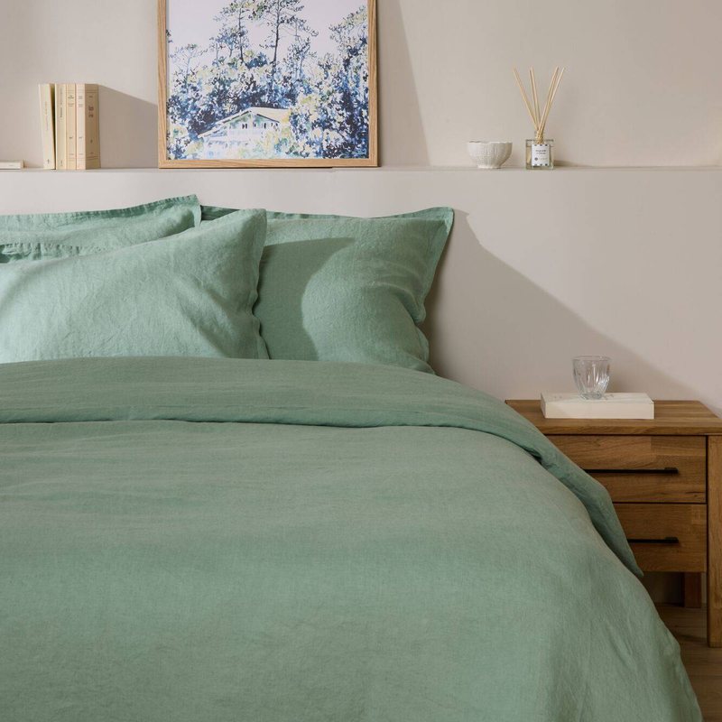 Housse de couette en lin Jade vert Camif dans une chambre